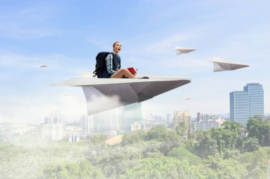 Güzel turist kız. Karışık teknik