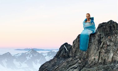 Kız turistik dinlenme. Karışık teknik