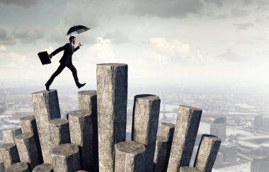 Şemsiye ile zarif bankacı. Karışık teknik