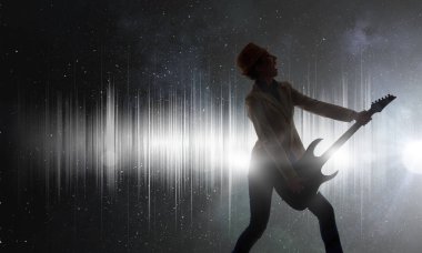 Rock gitar kızla. Karışık teknik