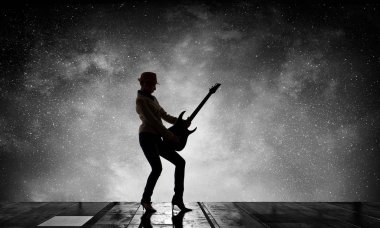 Rock gitar kızla. Karışık teknik