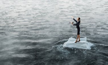 Yüzen buz kütlesi buz denizde sörf