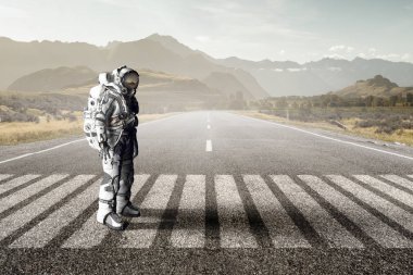 Astronot uzay giysisi içinde