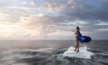 Yüzen buz kütlesi buz denizde sörf