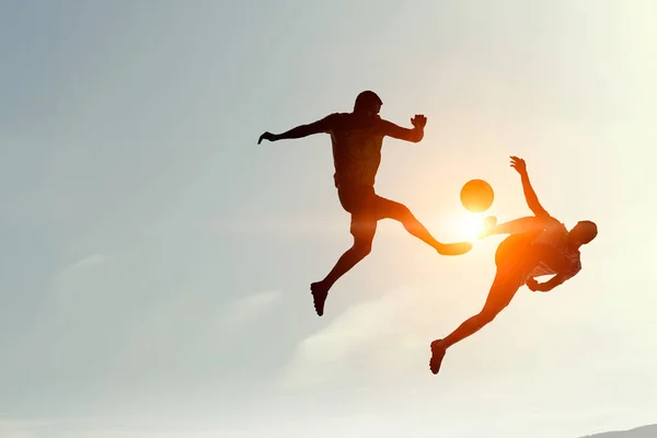 Silhuetas de dois jogadores de futebol — Fotografia de Stock