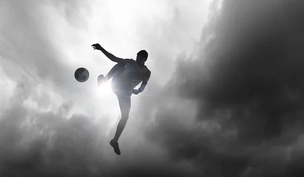 Jugador de fútbol con pelota al aire libre —  Fotos de Stock