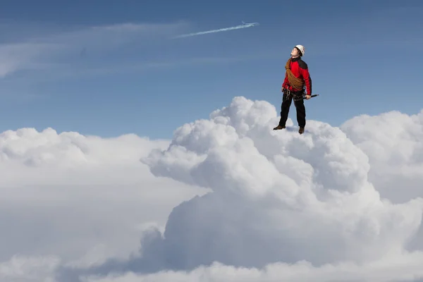 Escalada extrema é a adrenalina dele. Meios mistos — Fotografia de Stock