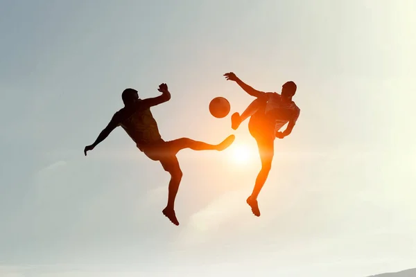 Siluetter av två fotbollspelare — Stockfoto