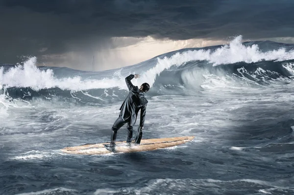 Surfer sur de grandes vagues. Techniques mixtes — Photo