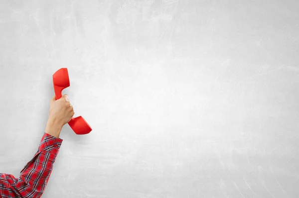 Telefonhörer in der Hand. Gemischte Medien — Stockfoto