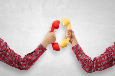 Alıcı elinde telefon. Karışık teknik