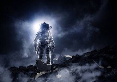 Astronot uzay giysisi içinde