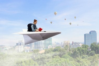 Güzel turist kız. Karışık teknik