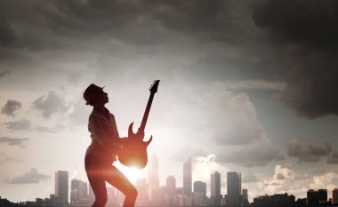 Rock gitar kızla. Karışık teknik