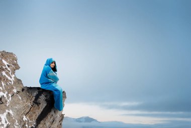 Kız turistik dinlenme. Karışık teknik