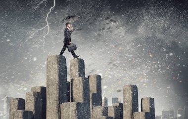 Şemsiye ile zarif bankacı. Karışık teknik