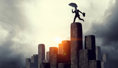 Şemsiye ile zarif bankacı. Karışık teknik