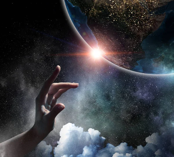 Gezegen parmağınızla dokunmak — Stok fotoğraf