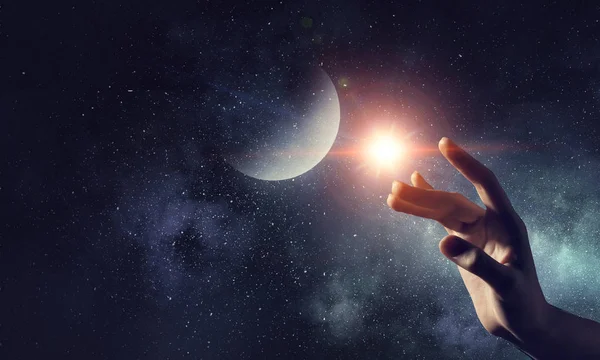 Mão tocando a lua — Fotografia de Stock