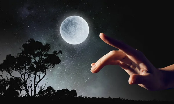 Hand berührt den Mond — Stockfoto