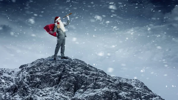 Santa auf der Suche nach dem Weg. Gemischte Medien — Stockfoto