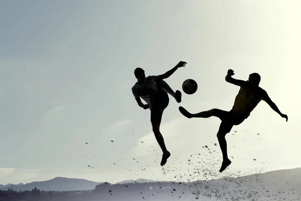 Silhouette di due giocatori di calcio — Foto Stock