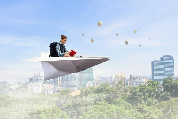 Güzel turist kız. Karışık teknik