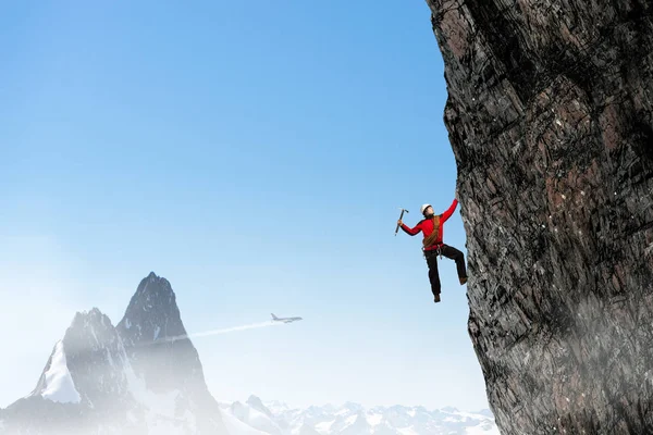 Escalada extrema é a adrenalina dele. Meios mistos — Fotografia de Stock