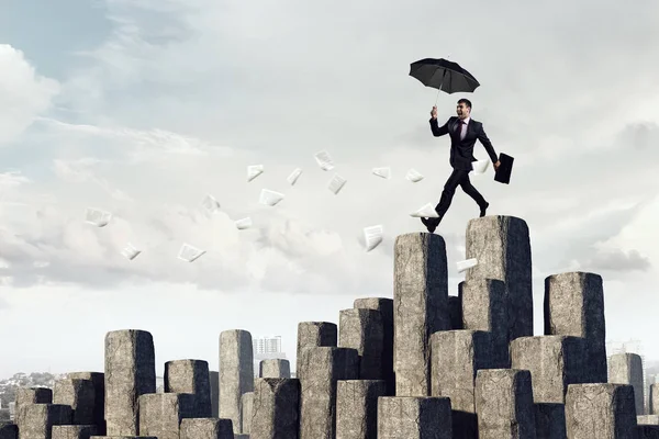 Şemsiye ile zarif bankacı. Karışık teknik