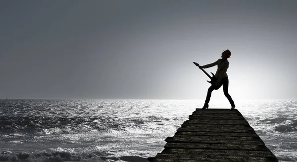 Rock gitar kızla. Karışık teknik