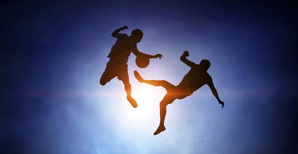 Silhouettes de deux joueurs de football — Photo