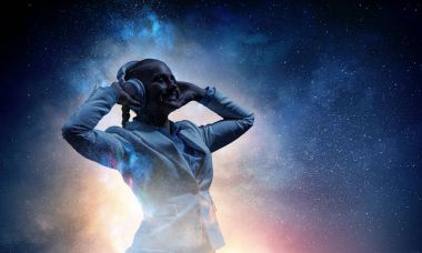 Beyaz kulaklık giyen kadın. Karışık teknik