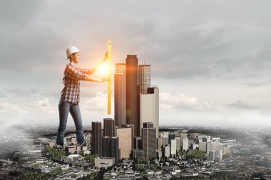 Önlemler alan Oluşturucusu kadın. Karışık teknik