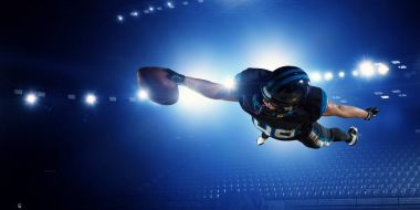 Merkezi oyuncu topu elinde. Karışık teknik