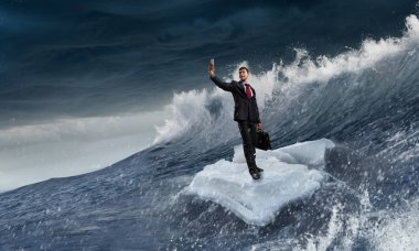 Yüzen buz kütlesi buz denizde sörf