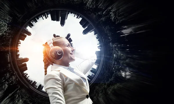 白いヘッドフォンを身に着けている女性。ミクスト メディア — ストック写真