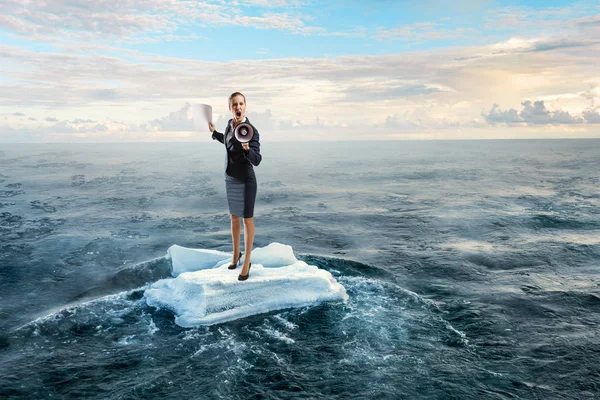 Surfing havet på isflak — Stockfoto