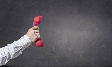 Alıcı elinde telefon. Karışık teknik