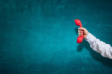 Alıcı elinde telefon. Karışık teknik