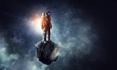 Astronot uzay giysisi içinde