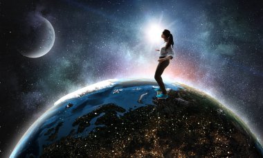 Genç kız kaykay binmek. Karışık teknik