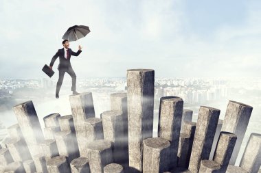 Şemsiye ile zarif bankacı. Karışık teknik