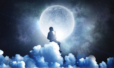 Romantik saksofoncu melodi oynarken. Karışık teknik