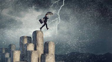 Şemsiye ile zarif bankacı. Karışık teknik