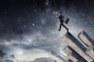 Şemsiye ile zarif bankacı. Karışık teknik