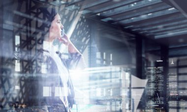 Ofis iç şık iş kadını. Karışık teknik