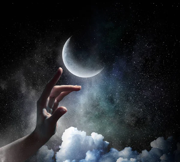 Hand berührt den Mond — Stockfoto