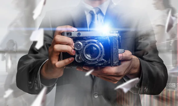 Man met de camera in handen — Stockfoto