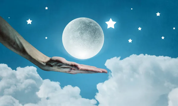 Луна в руке — стоковое фото