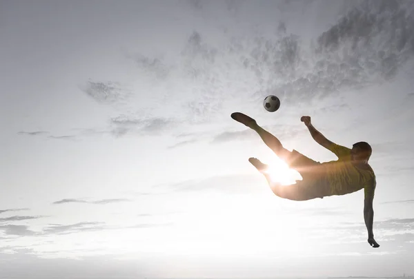 Açık havada topu ile futbol oyuncusu — Stok fotoğraf